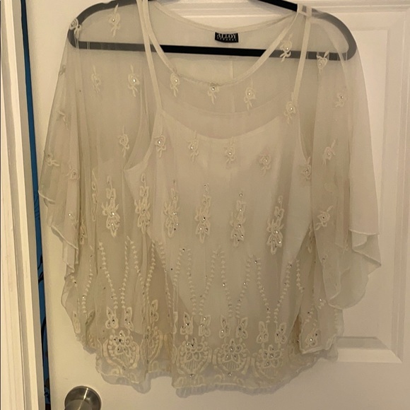 Flowy white blouse with floral details - Picture 1 of 3